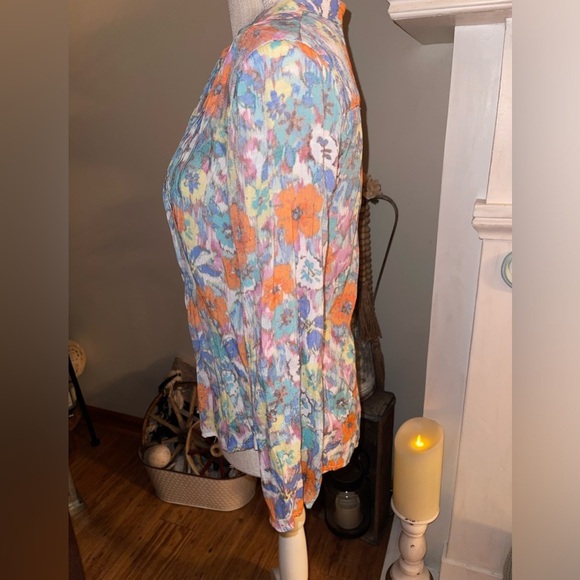 Ruby Rd floral button down top. EUC w extra button 🌸 - Picture 3 of 8